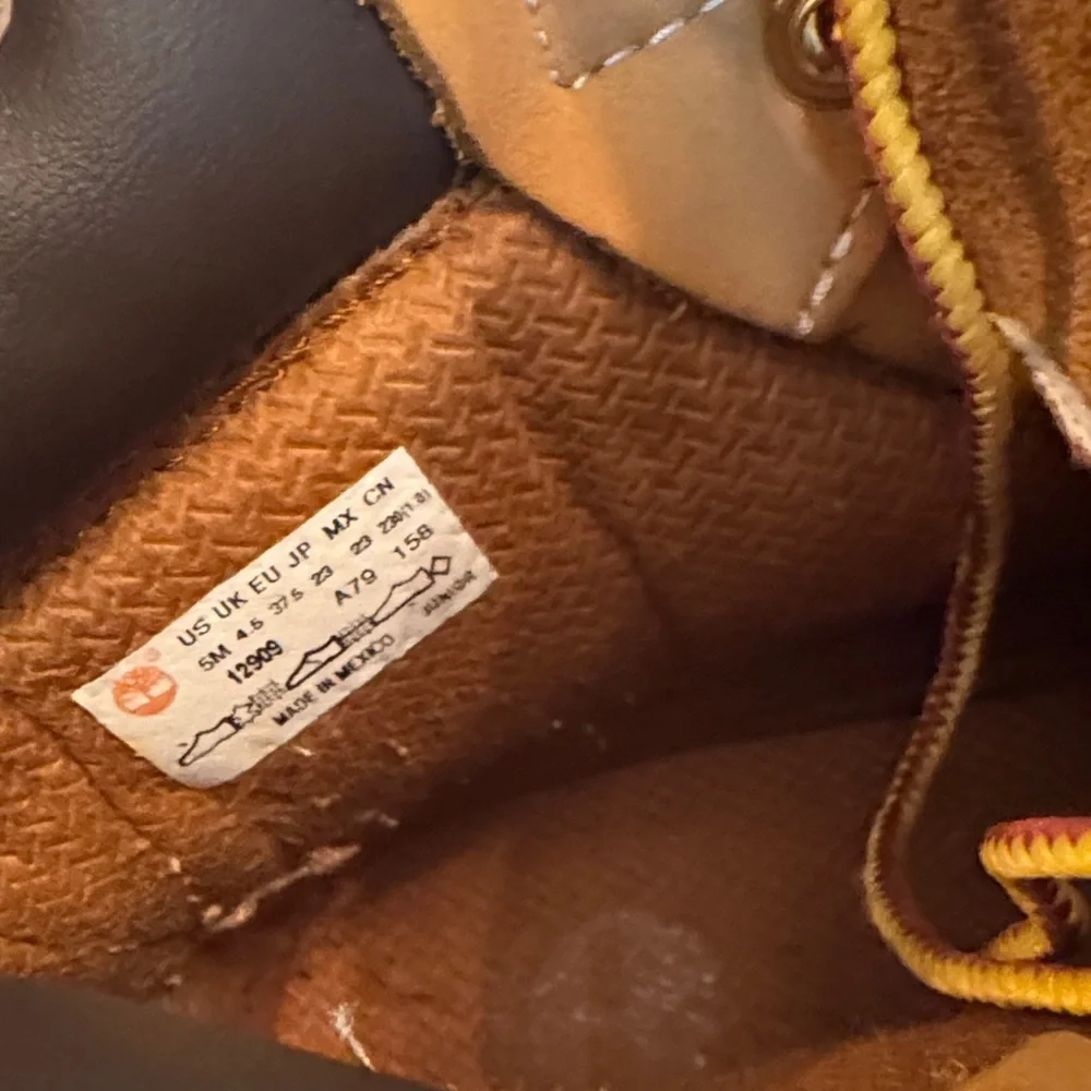 Timberland classic wheat nubuck Brown and Tan Boots 5 juniors EUC